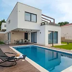 Luxury Beachfront Trogir: Oceanside Retreat With Pool & Gym Villa Trogir