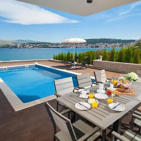 Luxury Beachfront 1 With Private Pool, Jacuzzi And Gym At The On Ciovo - Okrug Gornji