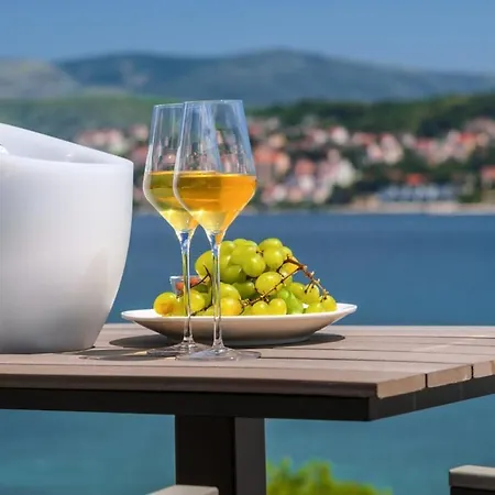 Luxury Beachfront 1 With Private Pool, Jacuzzi And Gym At The On Ciovo - Okrug Gornji Villa Trogir