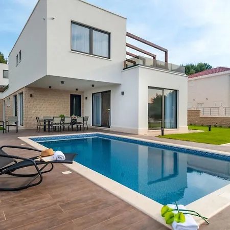 ヴィラ Luxury Beachfront 1 With Private Pool, Jacuzzi And Gym At The On Ciovo - Okrug Gornji *