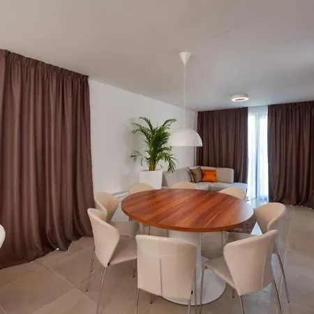 ヴィラ Luxury Beachfront 1 With Private Pool, Jacuzzi And Gym At The On Ciovo - Okrug Gornji トロギール