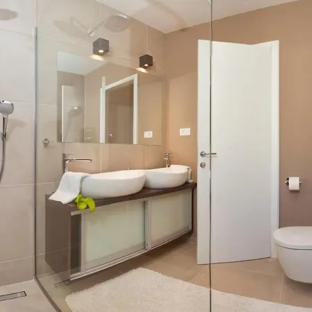 ヴィラ Luxury Beachfront 1 With Private Pool, Jacuzzi And Gym At The On Ciovo - Okrug Gornji