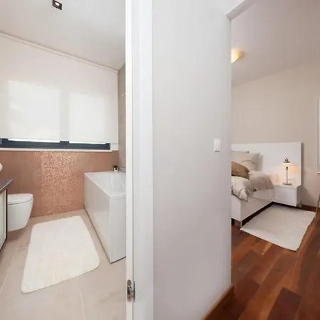 ヴィラ Luxury Beachfront 1 With Private Pool, Jacuzzi And Gym At The On Ciovo - Okrug Gornji トロギール