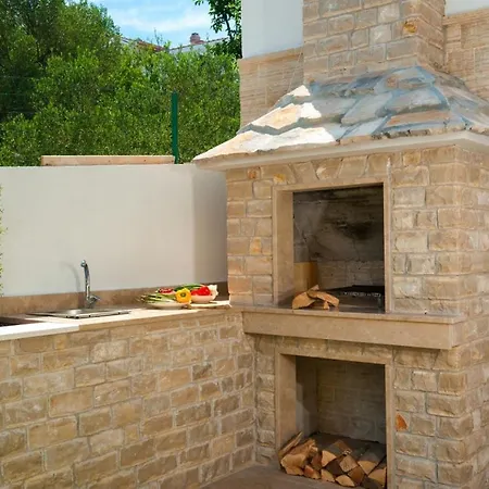 Villa Luxury Beachfront 1 With Private Pool, Jacuzzi And Gym At The On Ciovo - Okrug Gornji