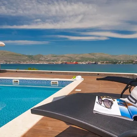 Luxury Beachfront 1 With Private Pool, Jacuzzi And Gym At The On Ciovo - Okrug Gornji ヴィラ トロギール
