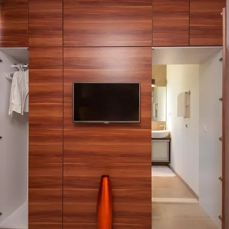 Luxury Beachfront 1 With Private Pool, Jacuzzi And Gym At The On Ciovo - Okrug Gornji Villa Trogir