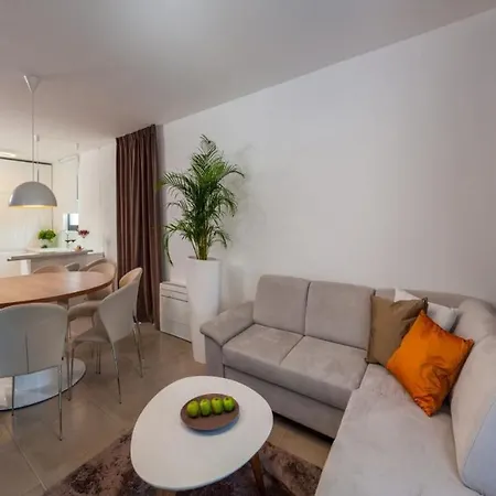 Villa Luxury Beachfront 1 With Private Pool, Jacuzzi And Gym At The On Ciovo - Okrug Gornji *