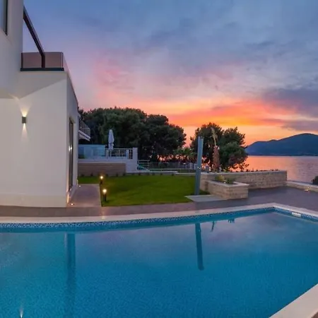 Luxury Beachfront 1 With Private Pool, Jacuzzi And Gym At The On Ciovo - Okrug Gornji Villa *