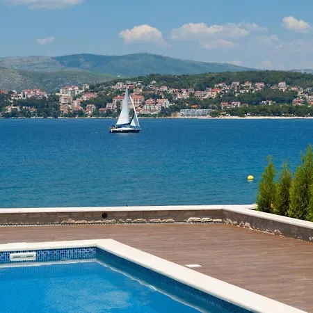 Luxury Beachfront 1 With Private Pool, Jacuzzi And Gym At The On Ciovo - Okrug Gornji * トロギール