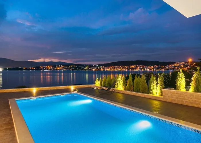 Luxury Beachfront 1 With Private Pool, Jacuzzi And Gym At The On Ciovo - Okrug Gornji Трогір