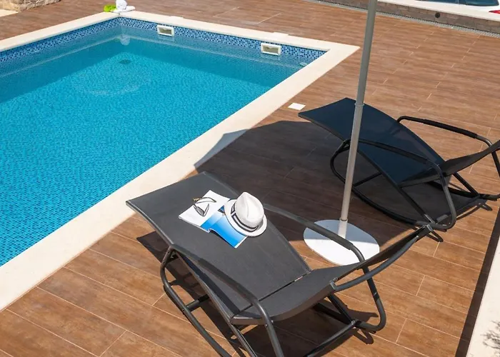 Вілла Luxury Beachfront 1 With Private Pool, Jacuzzi And Gym At The On Ciovo - Okrug Gornji Трогір