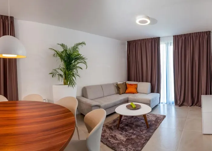 Вілла Luxury Beachfront 1 With Private Pool, Jacuzzi And Gym At The On Ciovo - Okrug Gornji Трогір