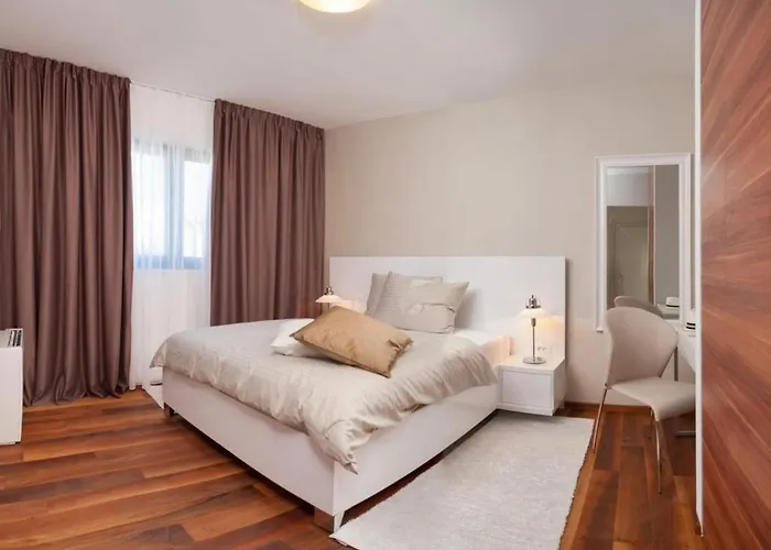 Luxury Beachfront 1 With Private Pool, Jacuzzi And Gym At The On Ciovo - Okrug Gornji Willa Trogir
