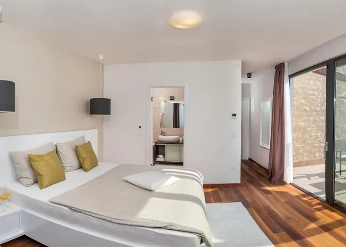 Luxury Beachfront 1 With Private Pool, Jacuzzi And Gym At The On Ciovo - Okrug Gornji Вілла