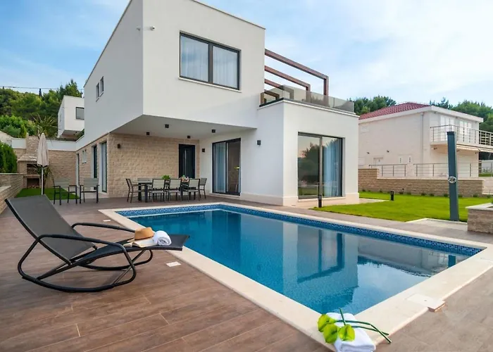 Willa Luxury Beachfront 1 With Private Pool, Jacuzzi And Gym At The On Ciovo - Okrug Gornji *