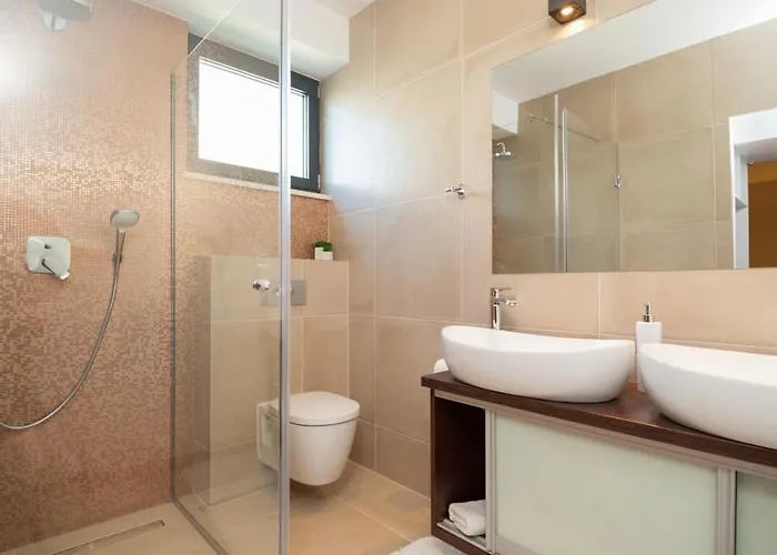 Luxury Beachfront 1 With Private Pool, Jacuzzi And Gym At The On Ciovo - Okrug Gornji Willa Trogir