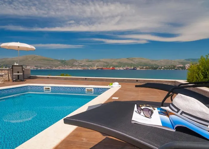 Luxury Beachfront 1 With Private Pool, Jacuzzi And Gym At The On Ciovo - Okrug Gornji Вілла Трогір