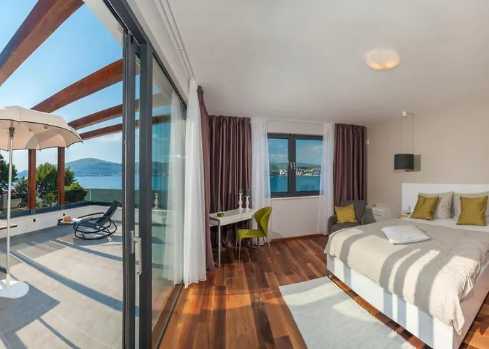 Willa Luxury Beachfront 1 With Private Pool, Jacuzzi And Gym At The On Ciovo - Okrug Gornji Trogir