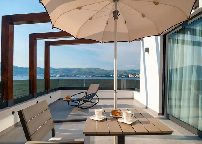 Вілла Luxury Beachfront 1 With Private Pool, Jacuzzi And Gym At The On Ciovo - Okrug Gornji Трогір