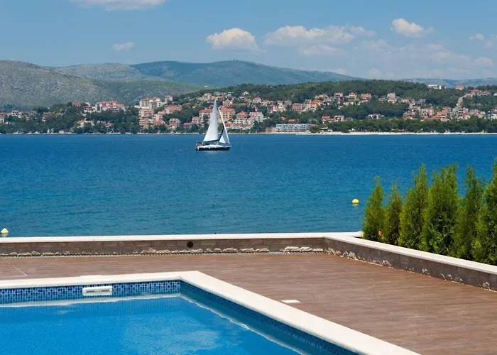 Luxury Beachfront 1 With Private Pool, Jacuzzi And Gym At The On Ciovo - Okrug Gornji * Трогір