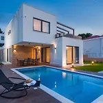빌라 Luxury Beachfront Villa Trogir 1 On Ciovo With 2 Pools