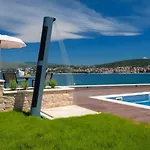 빌라 Luxury Beachfront Villa Trogir 1 On Ciovo With 2 Pools 트로기르