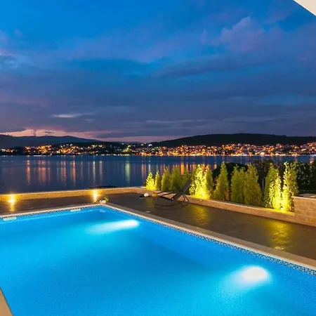 Luxury Beachfront 1 With Private Pool, Jacuzzi And Gym At The On Ciovo - Okrug Gornji Τρογκίρ