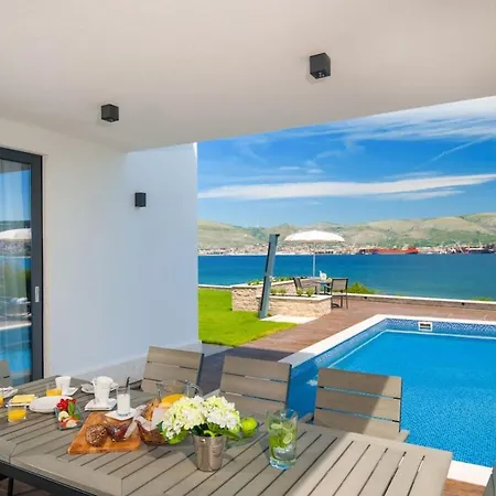 Luxury Beachfront 1 With Private Pool, Jacuzzi And Gym At The On Ciovo - Okrug Gornji *