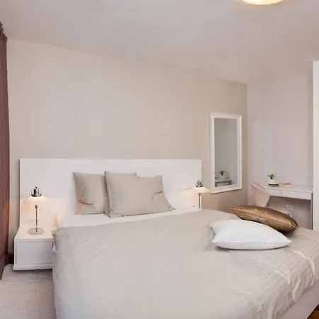 Villa Luxury Beachfront Trogir: Oceanside Retreat With Pool & Gym