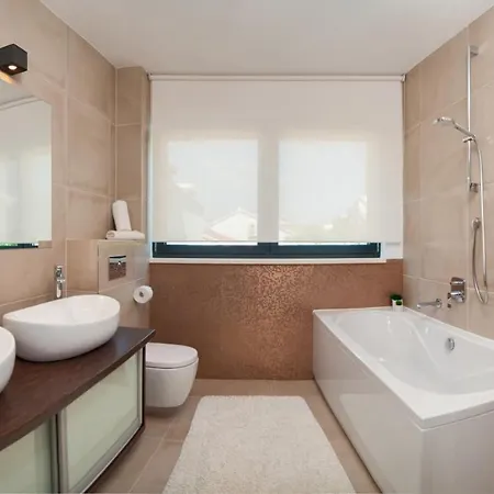 Luxury Beachfront 1 With Private Pool, Jacuzzi And Gym At The On Ciovo - Okrug Gornji *