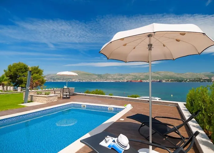 Luxury Beachfront 1 With Private Pool, Jacuzzi And Gym At The On Ciovo - Okrug Gornji Trogir