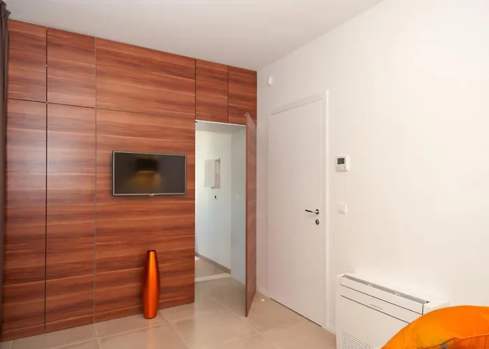 Villa Luxury Beachfront 1 With Private Pool, Jacuzzi And Gym At The On Ciovo - Okrug Gornji