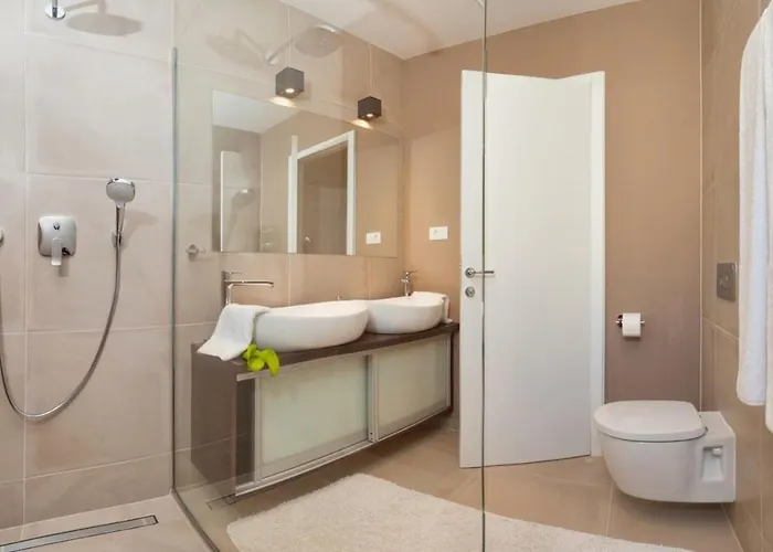 Villa Luxury Beachfront 1 With Private Pool, Jacuzzi And Gym At The On Ciovo - Okrug Gornji