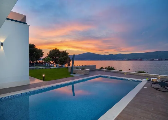 Luxury Beachfront 1 With Private Pool, Jacuzzi And Gym At The On Ciovo - Okrug Gornji Villa Trogir