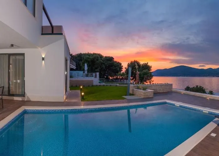 Luxury Beachfront 1 With Private Pool, Jacuzzi And Gym At The On Ciovo - Okrug Gornji Villa *