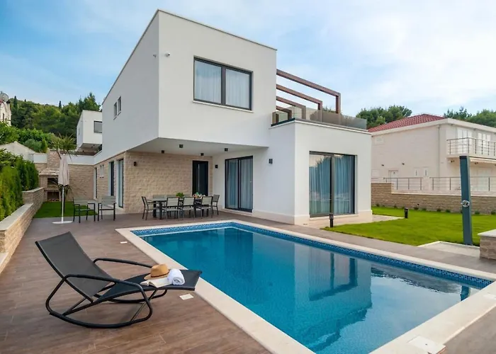 Luxury Beachfront 1 With Private Pool, Jacuzzi And Gym At The On Ciovo - Okrug Gornji Villa Trogir