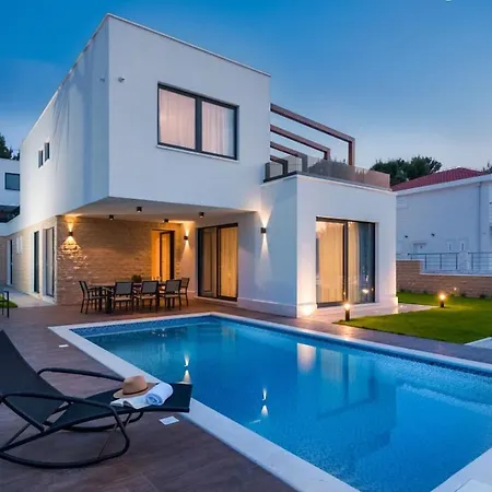 Villa Luxury Beachfront 1 With Private Pool, Jacuzzi And Gym At The On Ciovo - Okrug Gornji