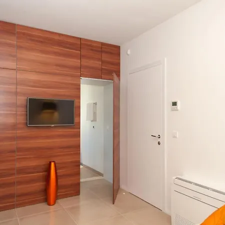 Villa Luxury Beachfront 1 With Private Pool, Jacuzzi And Gym At The On Ciovo - Okrug Gornji