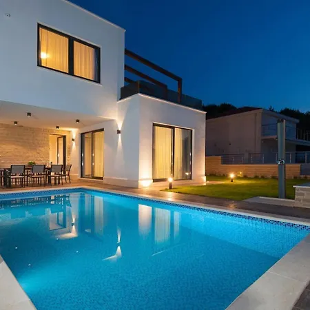 Villa Luxury Beachfront 1 With Private Pool, Jacuzzi And Gym At The On Ciovo - Okrug Gornji