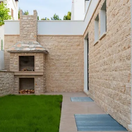 Luxury Beachfront 1 With Private Pool, Jacuzzi And Gym At The On Ciovo - Okrug Gornji Villa Trogir