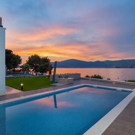 Luxury Beachfront 1 With Private Pool, Jacuzzi And Gym At The On Ciovo - Okrug Gornji Villa Trogir