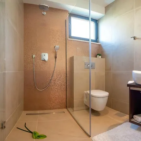 Luxury Beachfront 1 With Private Pool, Jacuzzi And Gym At The On Ciovo - Okrug Gornji *