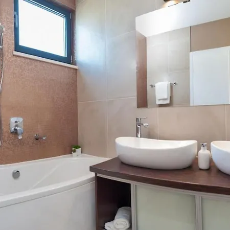 Villa Luxury Beachfront 1 With Private Pool, Jacuzzi And Gym At The On Ciovo - Okrug Gornji